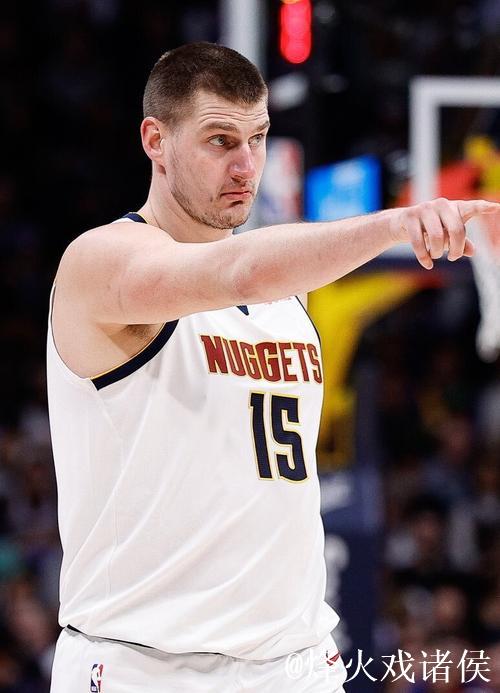 约基奇跑位到弧顶超远三分干拔不中，比赛进入加时赛